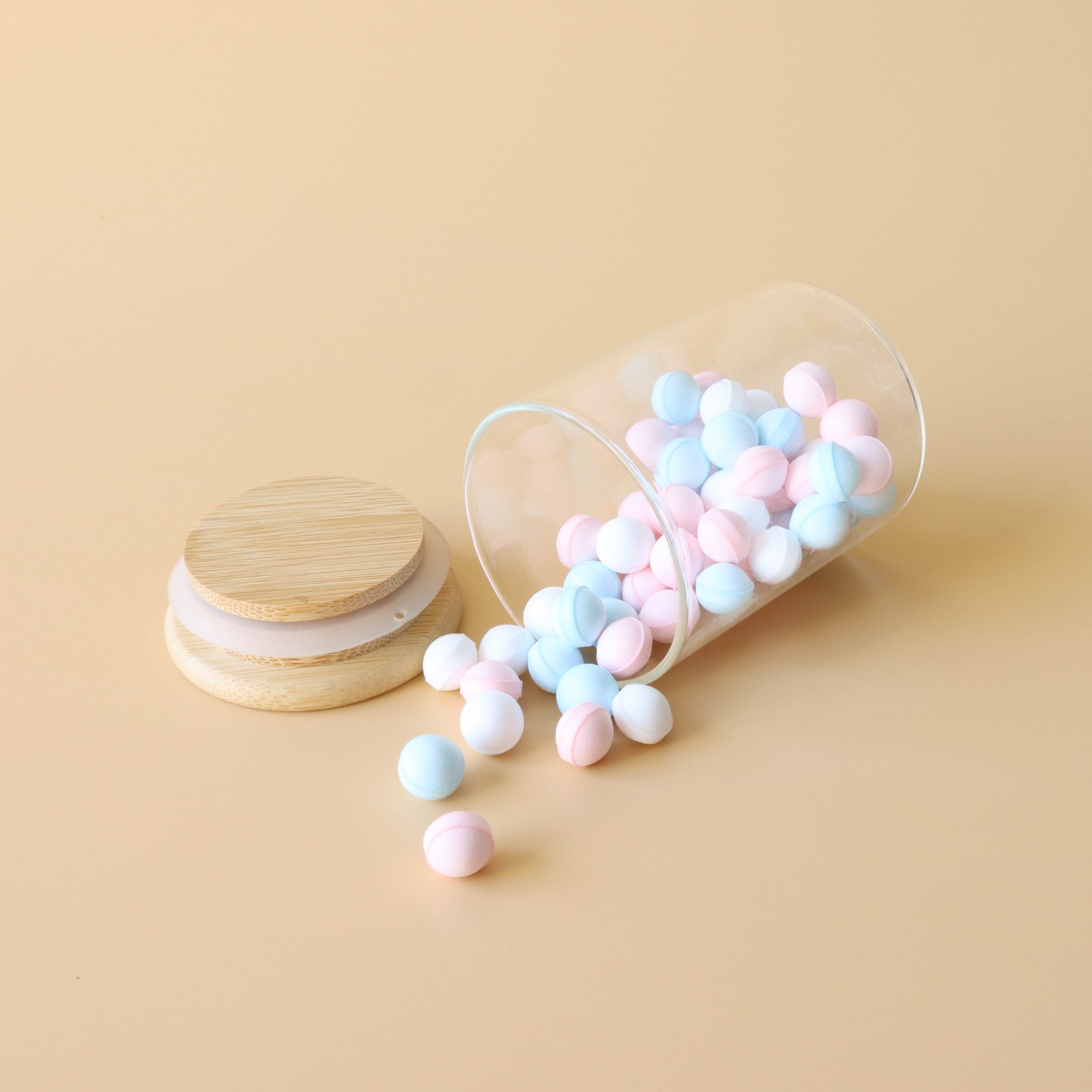 Depending on the material, jars can be transparent or opaque. Transparent  jars allow consumers to see the product inside, which can be an attractive feature for showcasing the quality of the jars.