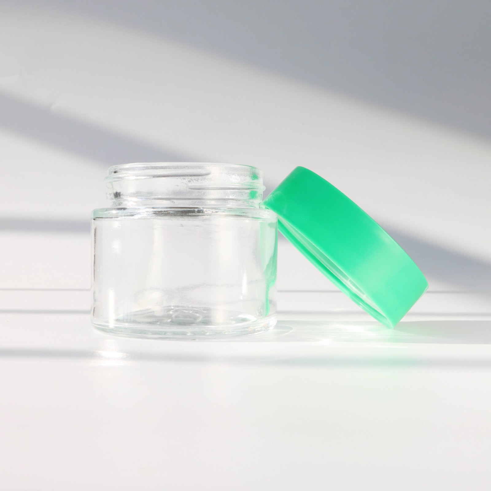 Sleek square concentrate jars, full lined teflon caps and clear glass(Holds up to 1g) Child Resistant Clear Glass Concentrate Container – 5ML – 504 count.