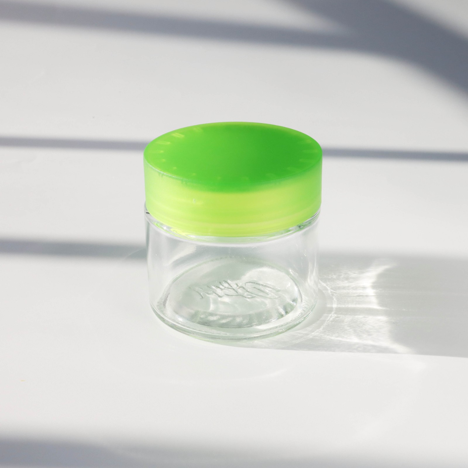 Offer the best storage solution to your customers with the Qube 5mL Square Premium Glass Concentrate Jar that is Child Safe